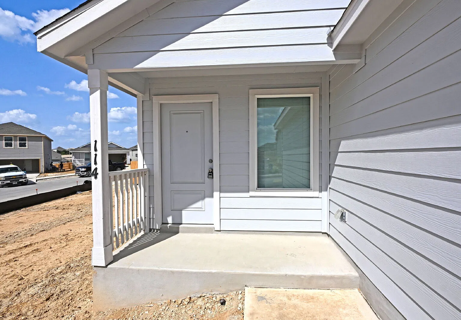3 bed, 2.0 bath, 1402 sqft — Photo 2
