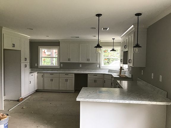 Open kitchen with bar