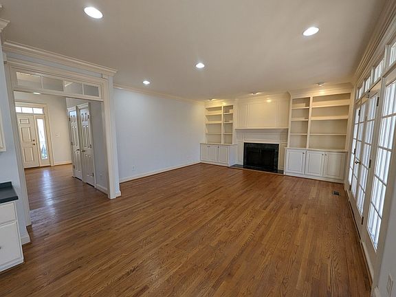 5th image of 325 Yorkshire Dr