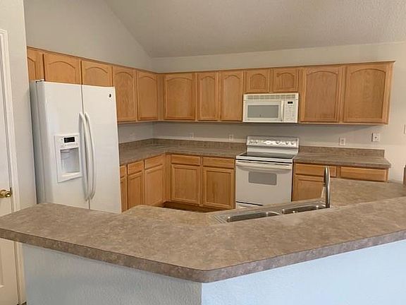 3rd image of 326 Beaumont Dr