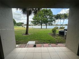 5005 Wiles Rd, Pompano Beach, FL