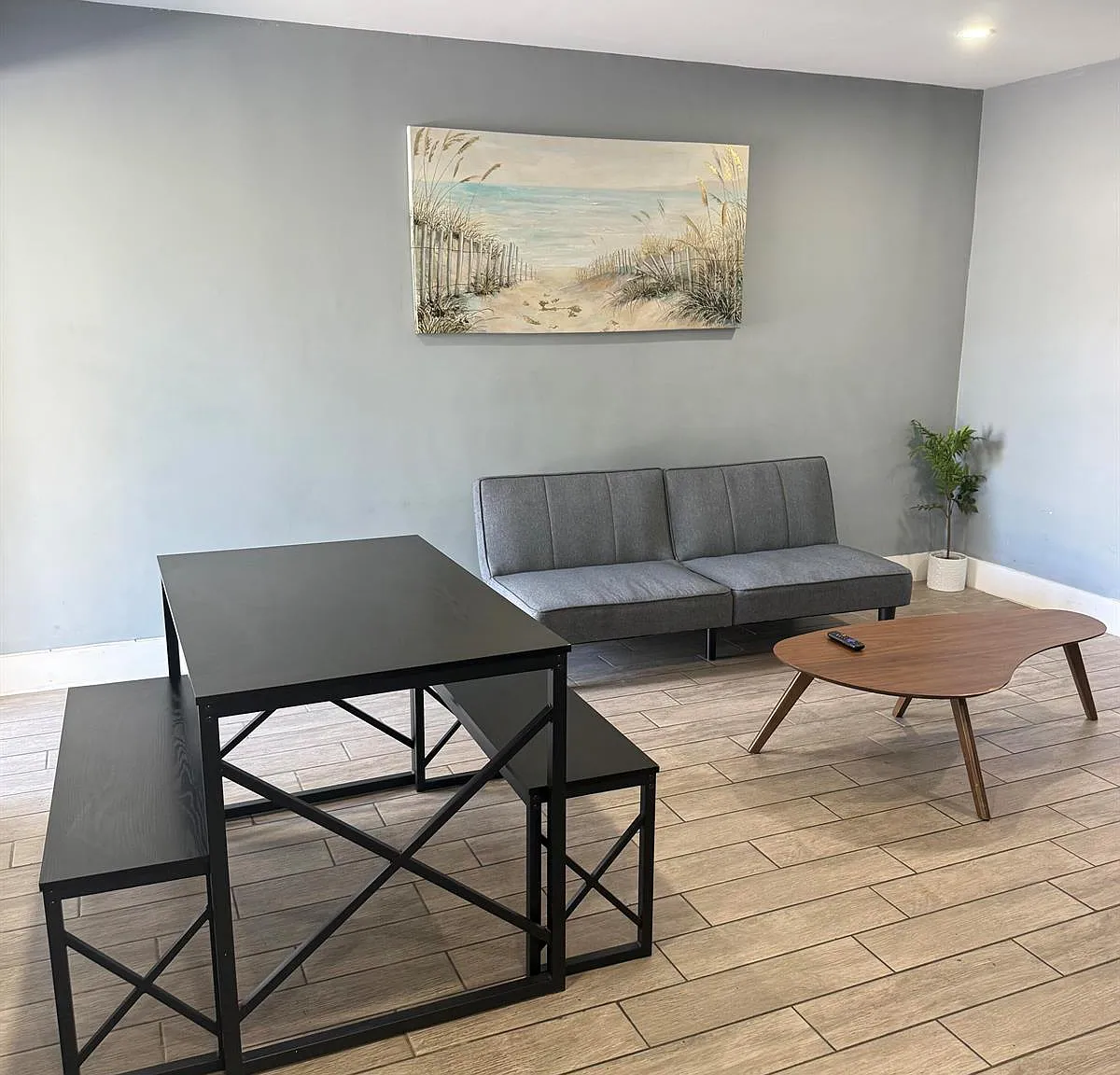 906 N Riverside Dr — Photo 1
