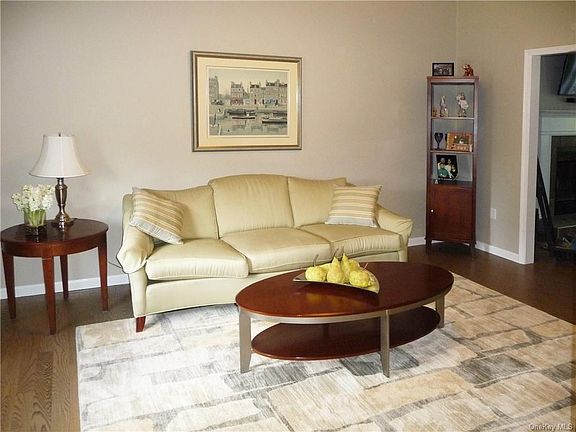 5th image of 83 Dawn Dr