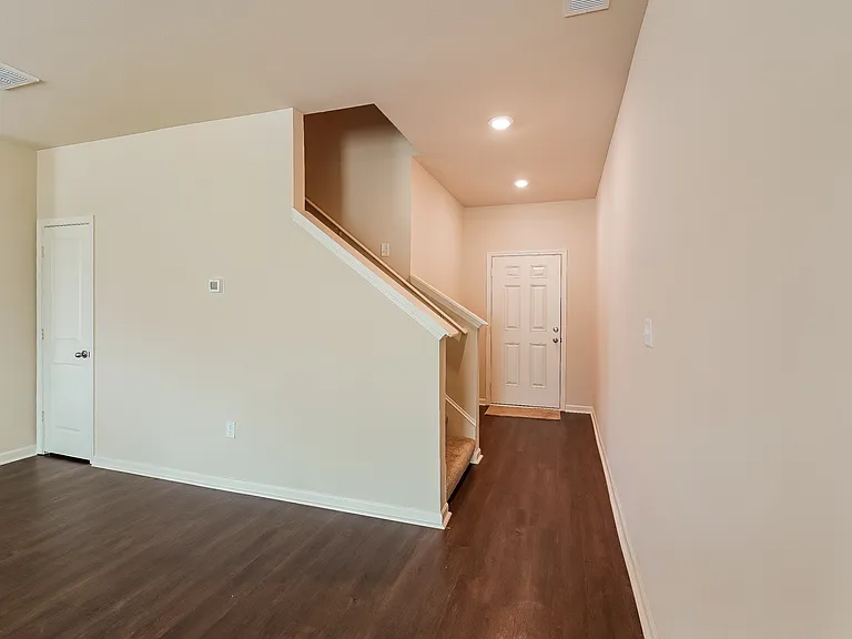 484 Clover Cir — Photo 3