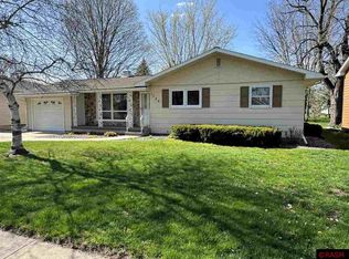 1526 Oakwood Ave, New Ulm, MN 56073