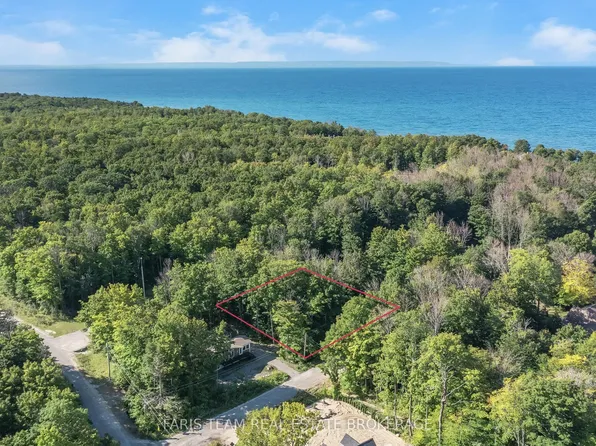 18 Lakeland Dr, Tiny, ON L9M 0H8