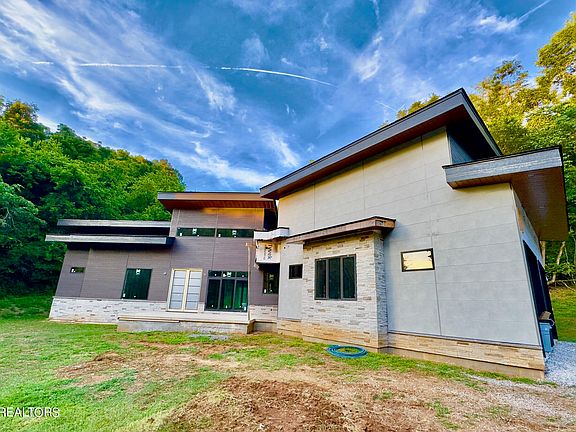 2nd image of 2055 River Oaks Dr