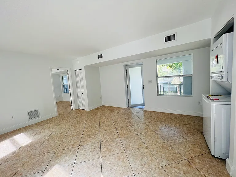 952 Bay Dr #6 — Photo 5