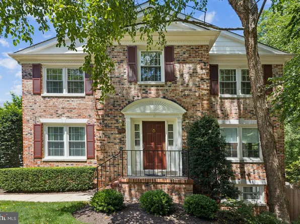 9409 Park Hunt Ct, Springfield, VA 22153