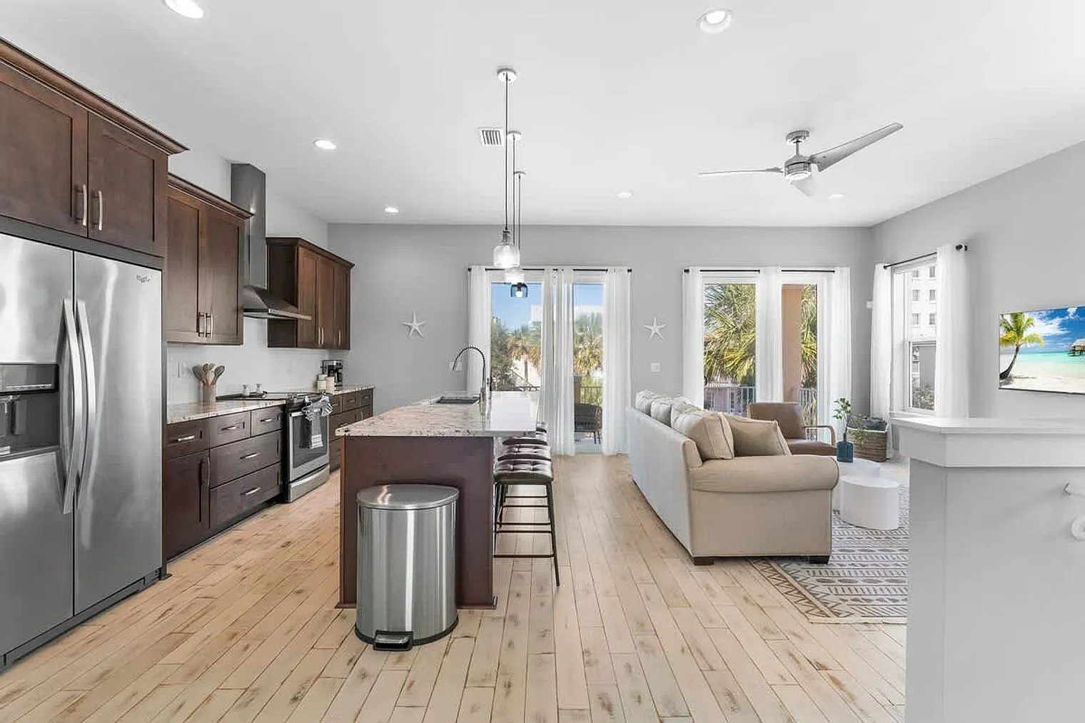 3 bed, 2.0 bath, 1926 sqft, $5,994 — Photo 4