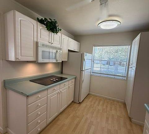 5th image of 423 W 14th St