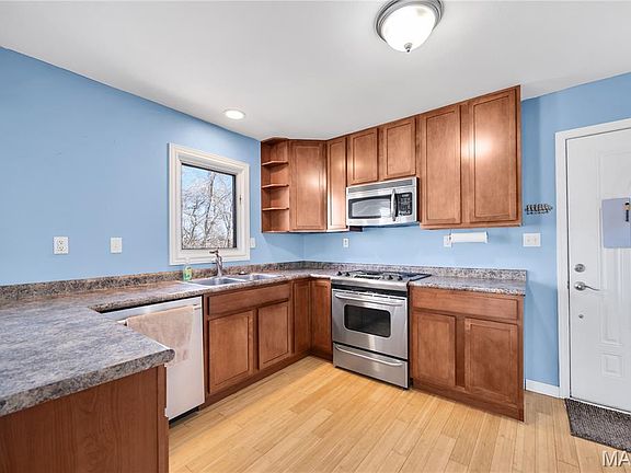 3rd image of 224 W 17th St