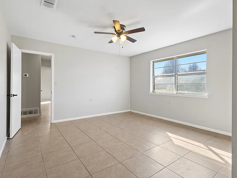 1206 Anetta St — Photo 3