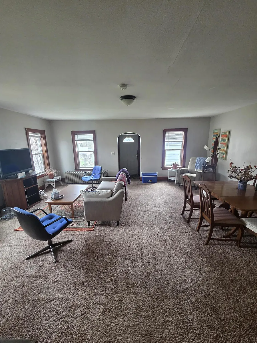 Large living room area - 109 S Michigan St #2