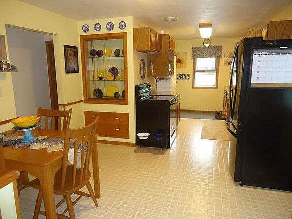5th image of 225022 Lakeshore Dr