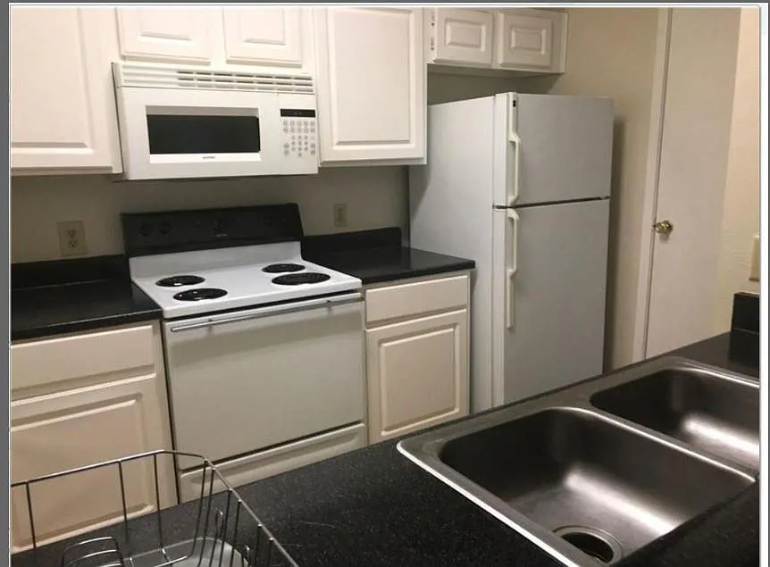 1 bed, 1.0 bath, 727 sqft, $1,150 — Photo 2