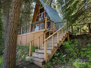 3 Lyons Ln, Cascade, ID 83611