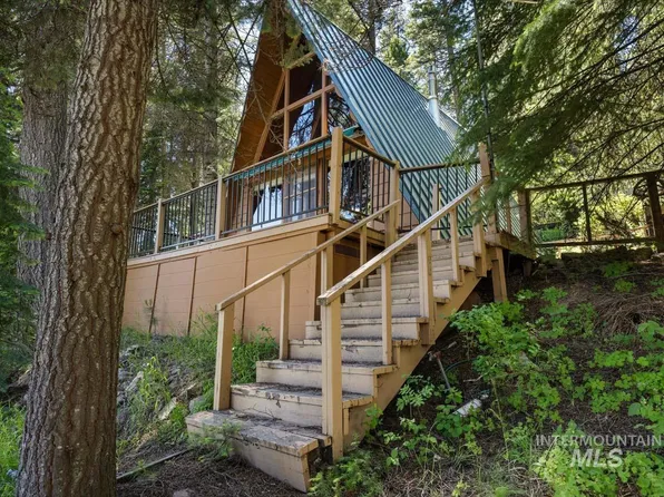3 Lyons Ln, Cascade, ID 83611