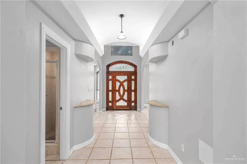 4 bed, 3.0 bath, 2700 sqft, $2,600 — Photo 3