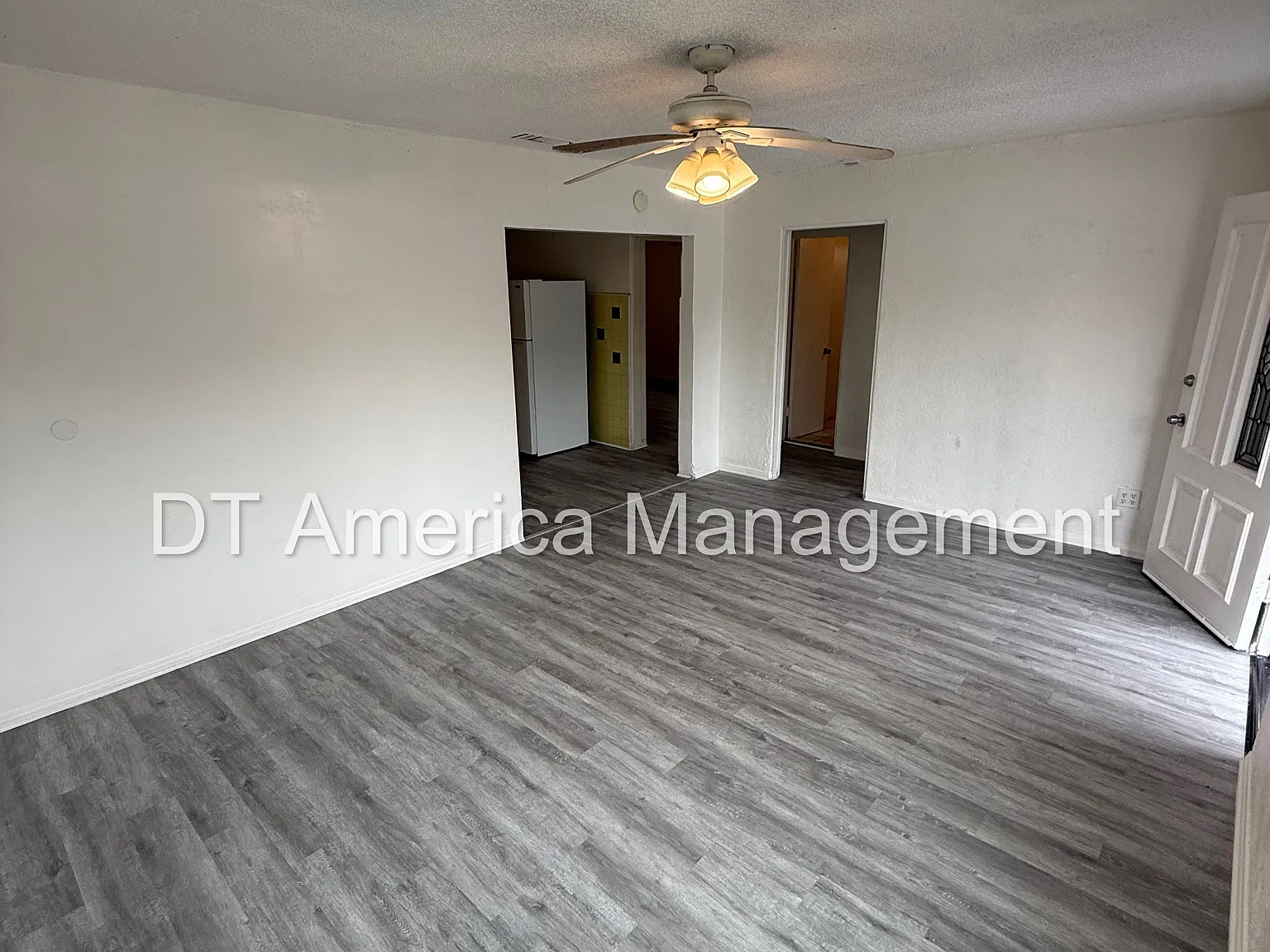 3 bed, 915 sqft, $3,300 — Photo 2