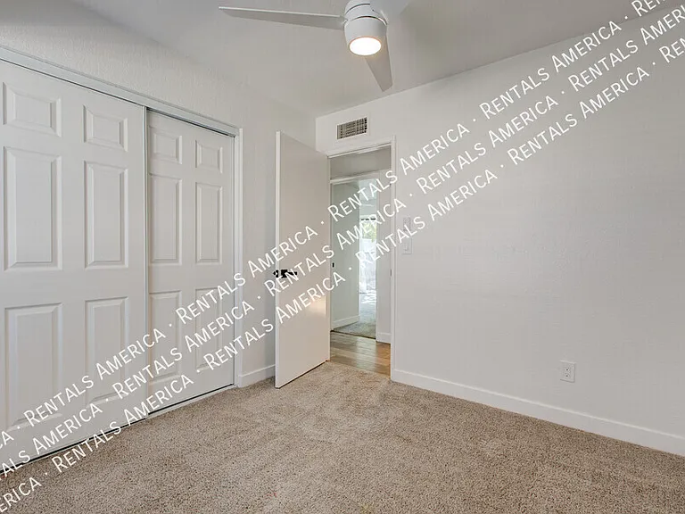 819 W Ross Ave — Photo 18