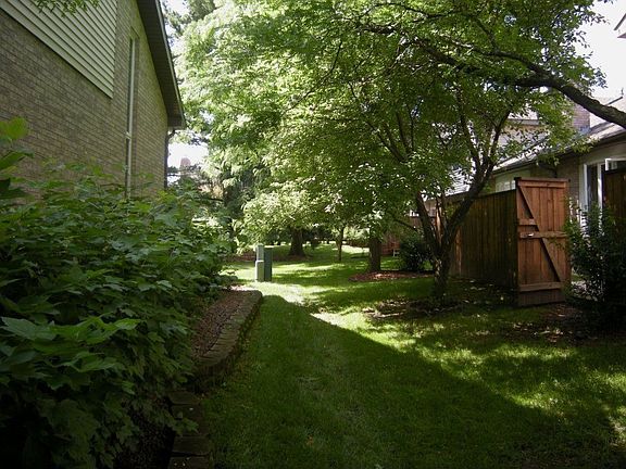 4th image of 1027 Claremont Dr