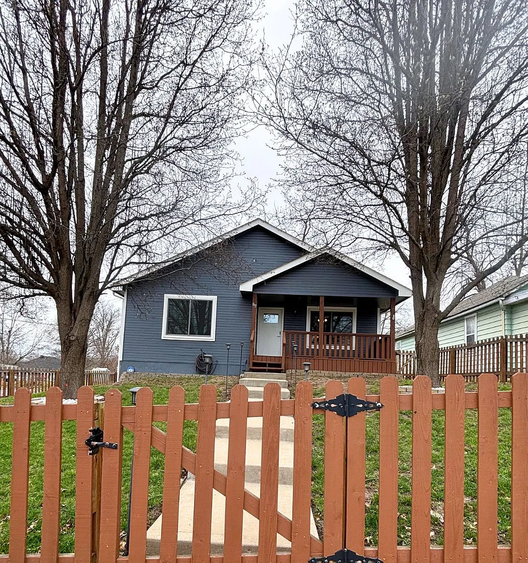 5 bed, 2376 sqft, $2,250 — Photo 1
