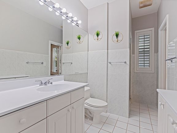 5th image of 106 25th Ave NE #A
