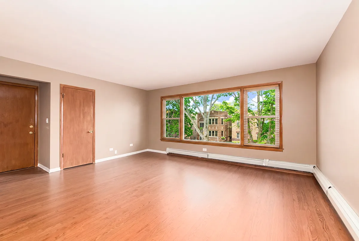 Living room - 6743 N Oxford Ave #2