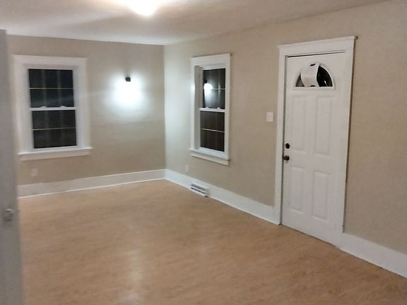 4th image of 1401 E Ewing Ave