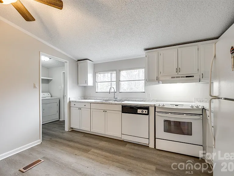 128 Summerglen Dr — Photo 8