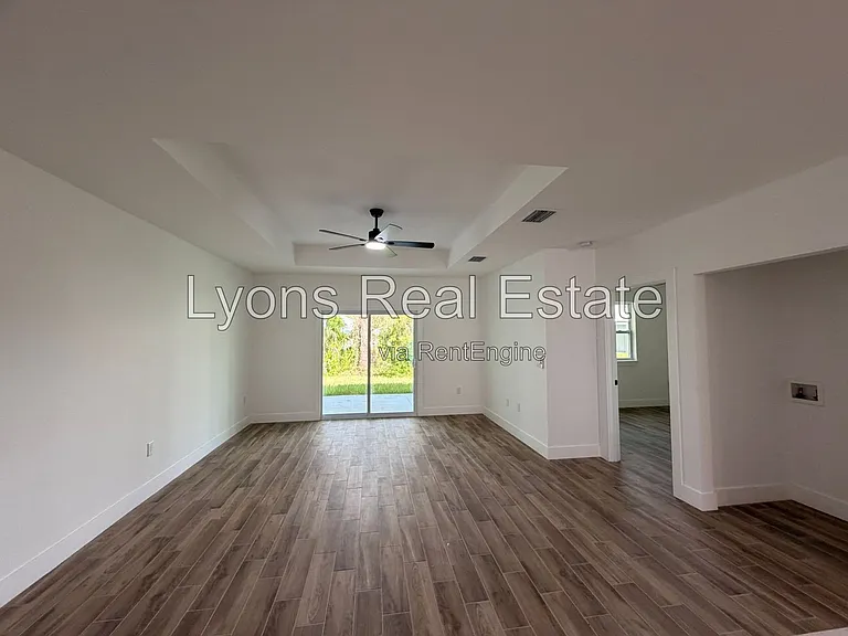 2210 Armour Rd — Photo 15