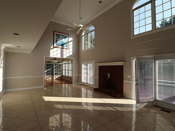 3rd image of 129 Pembroke Dr