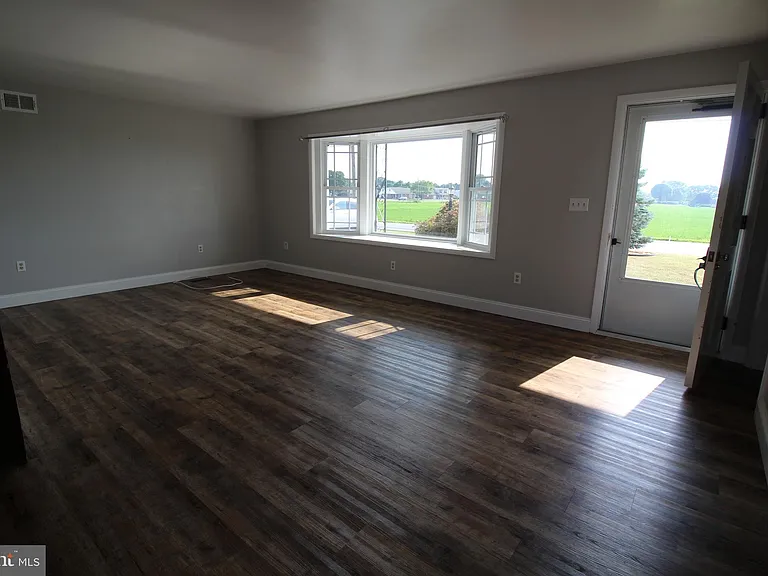 11 N Westview Dr — Photo 2