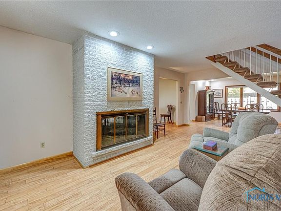 4th image of 851 Country Club Dr