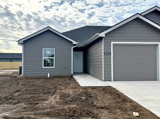 1224 Fountain Dr, Salina, KS 67401