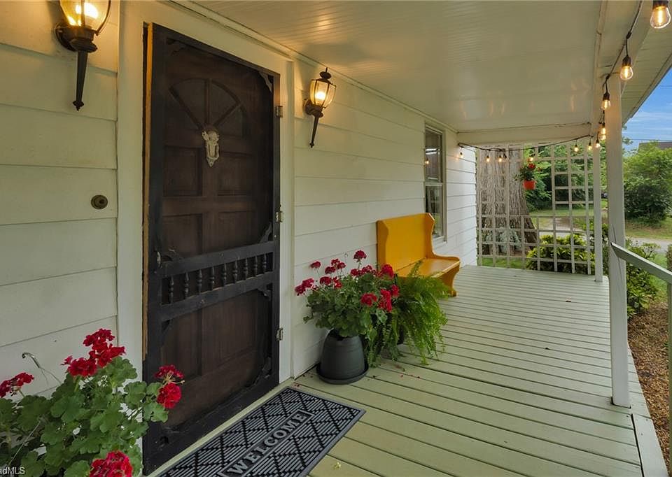 10th image of 2103 N Thomas Ave