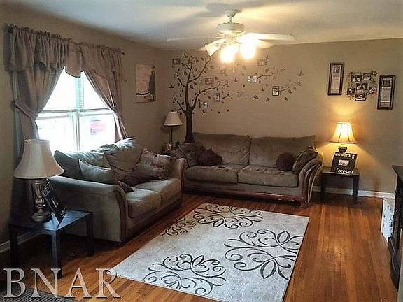 3rd image of 219 E Meadowbrook Dr
