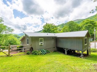 131 Apple Blossom Ln, Maggie Valley, NC 28751