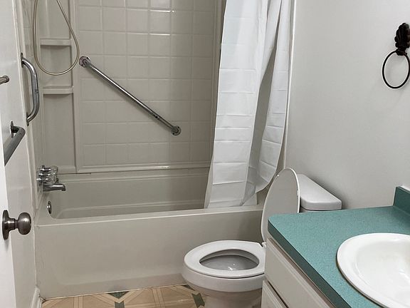 3rd image of 42-44 Rose Cir #42