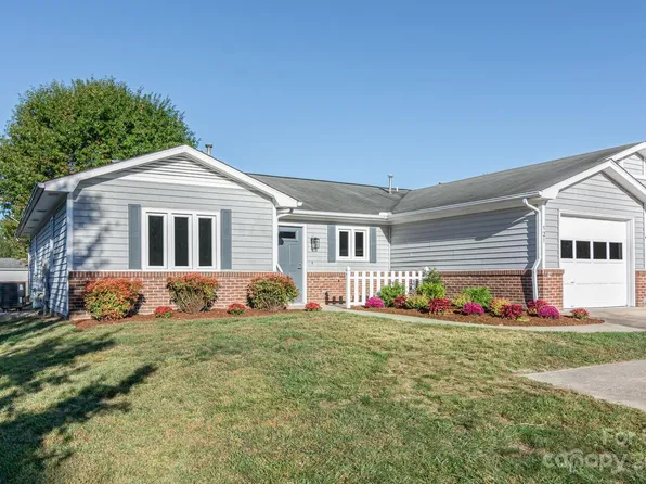 121 Derbyshire Dr, Hendersonville, NC 28792