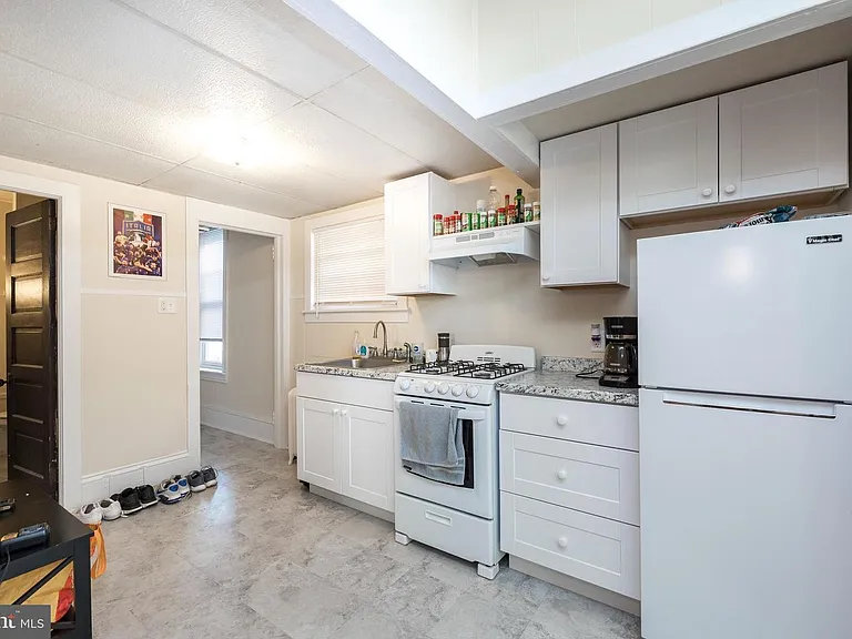 901 Queen St #2 — Photo 3
