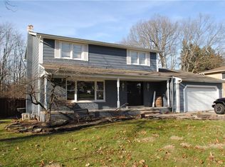 8612 Scarlet Oak Ln, Parma, OH 44130