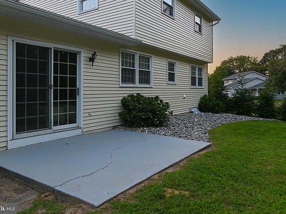 5th image of 20 Meadow Wood Dr
