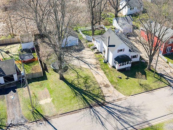 5th image of 122 Mitchel St
