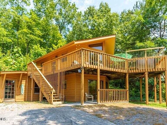 2nd image of 2033 Luzerne Dr