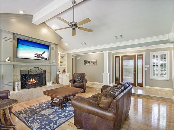 4th image of 1702 Bay Hill Dr