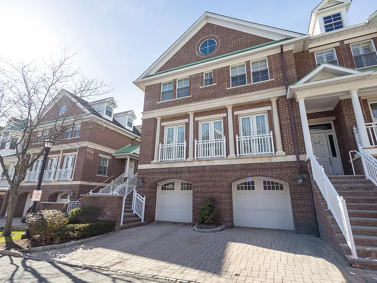 605 Heights Ln — Photo 2