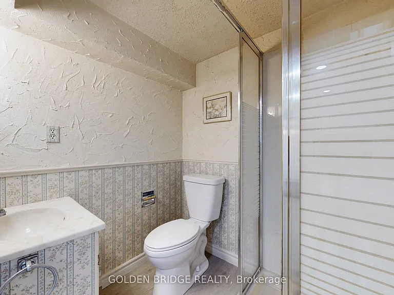 438 Centre St E — Photo 29