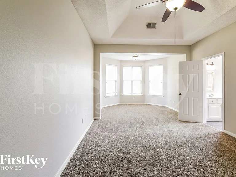 7298 Hunters Horn Dr — Photo 10